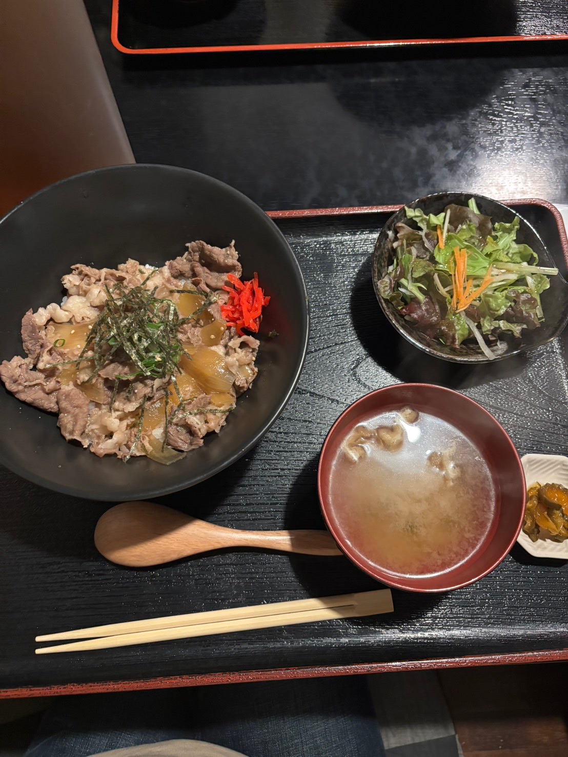 近江牛がたっぷりのった丼のランチ