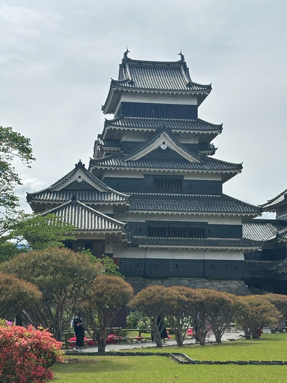 間近で見上げる国宝・松本城の天守
