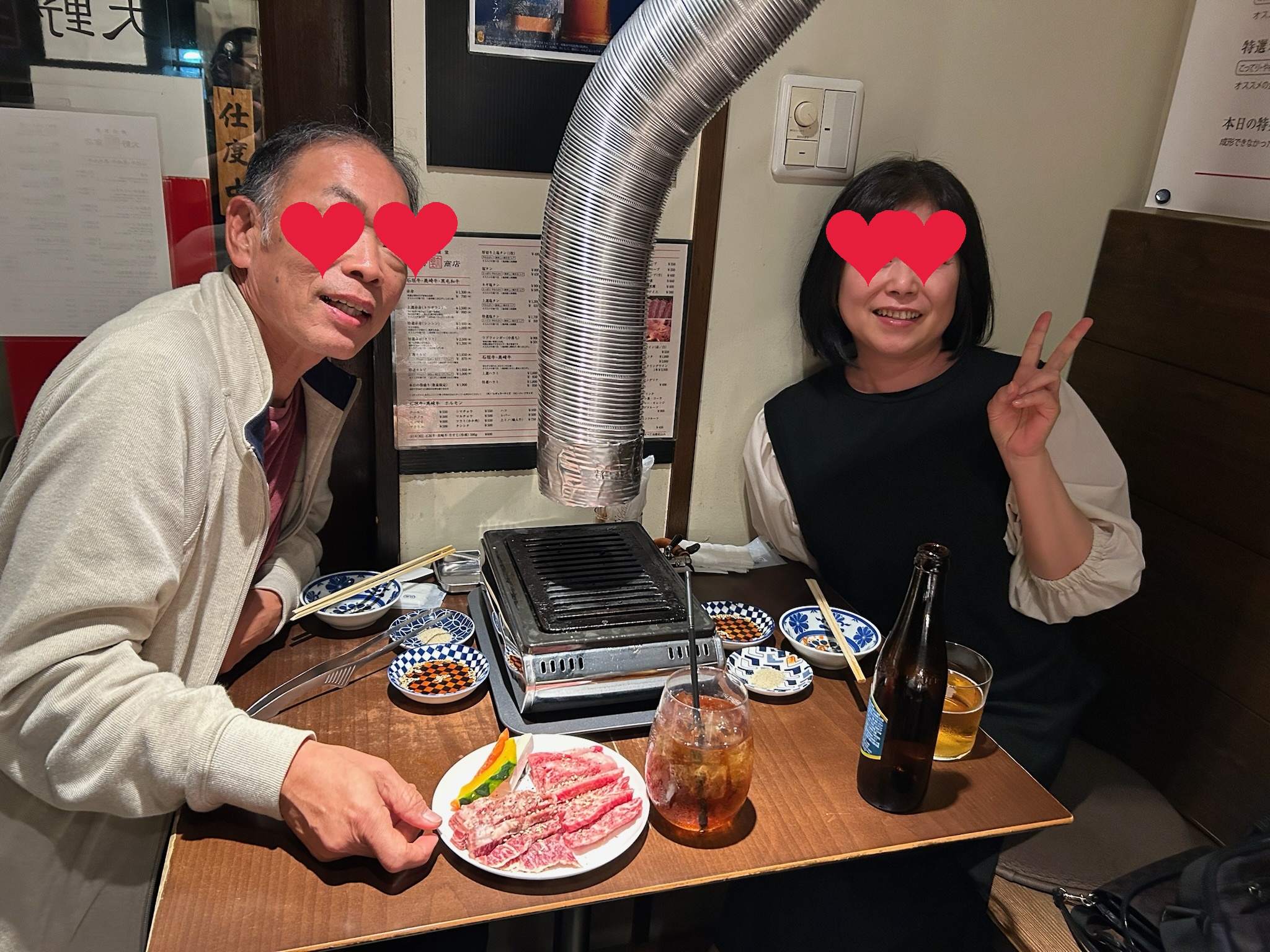 石垣牛の焼肉店でお肉とお酒を楽しむ様子